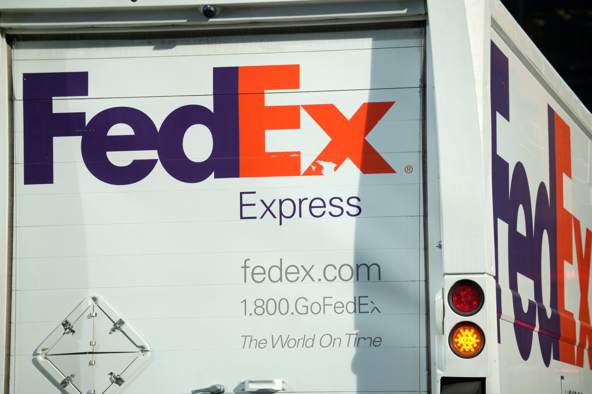 Retail customers sue FedEx and Ray-Bans maker over tariff refunds