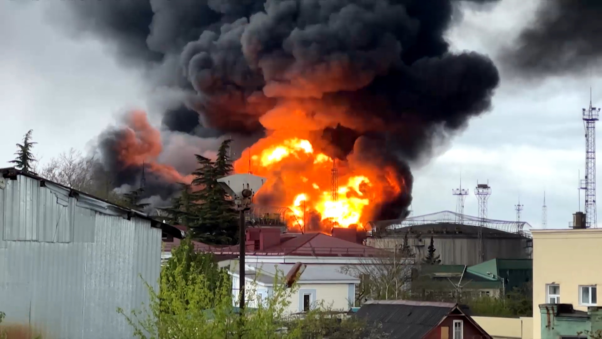 Environmental crisis in Russian city after drone attack on refinery | Newsfeed