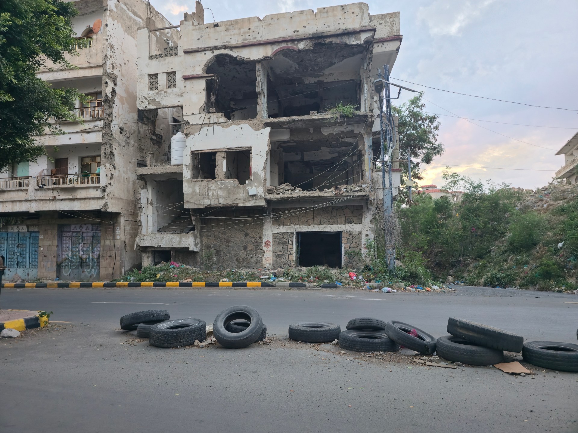 Dodging snipers, housing crisis forces Yemenis to live on front line | Conflict News